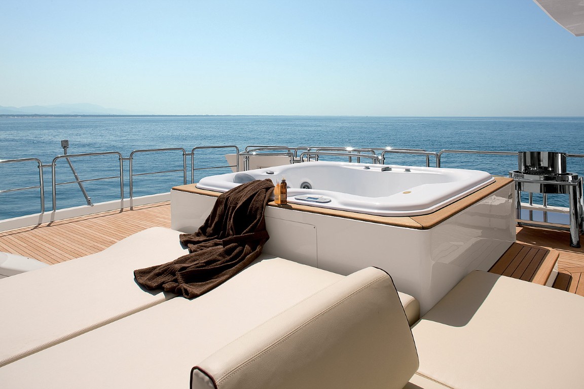 100' Azimut Leonardo Luxury Yacht